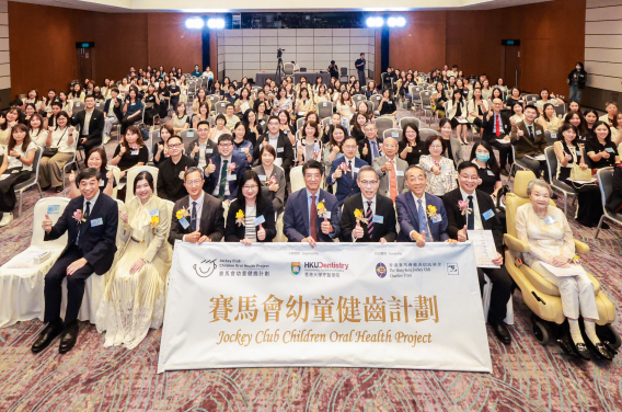 主禮嘉賓、嘉賓、幼稚園機構及學校代表的全體大合照。
 